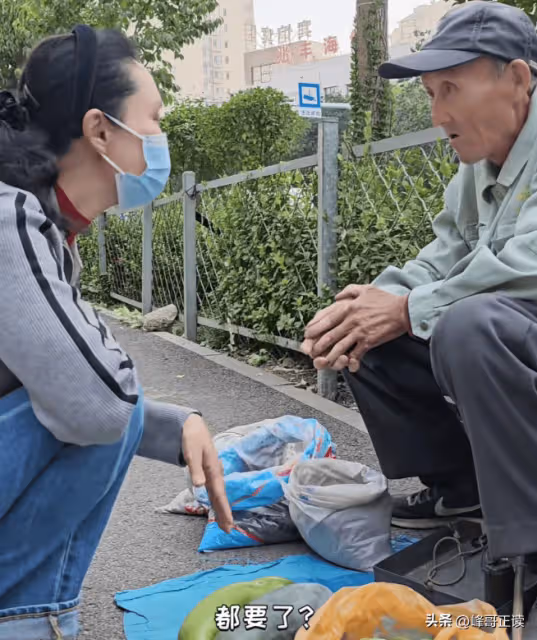 58歲於文華現身街頭趕大集!打包79歲老人東西,還貼心幫其收拾