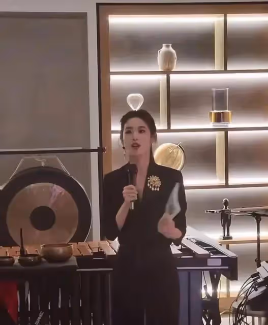 章澤天出席清華校友藝術展,全程都在講英文,胸前的胸針才是重點