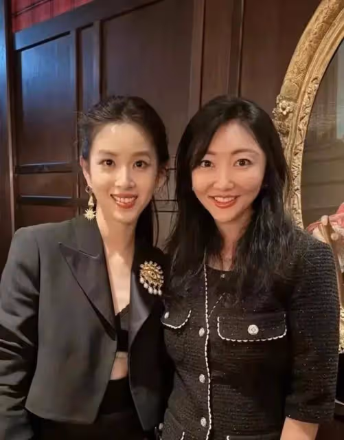 章澤天出席清華校友藝術展,全程都在講英文,胸前的胸針才是重點