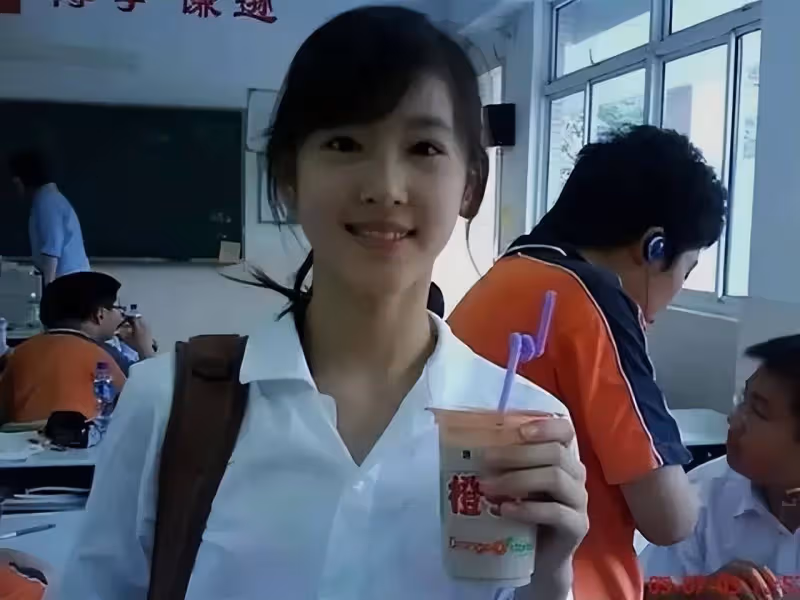 章澤天出席清華校友藝術展,全程都在講英文,胸前的胸針才是重點