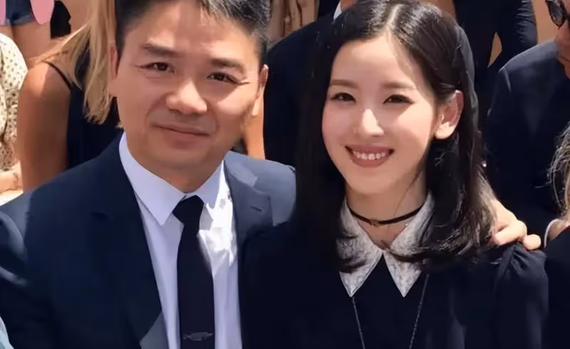 章澤天出席清華校友藝術展,全程都在講英文,胸前的胸針才是重點