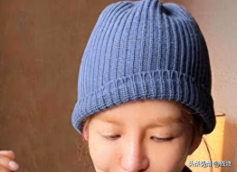 朱迅西安現身,沒濾鏡,嘴歪臉斜差點認不出來,穿著倒是很亮眼