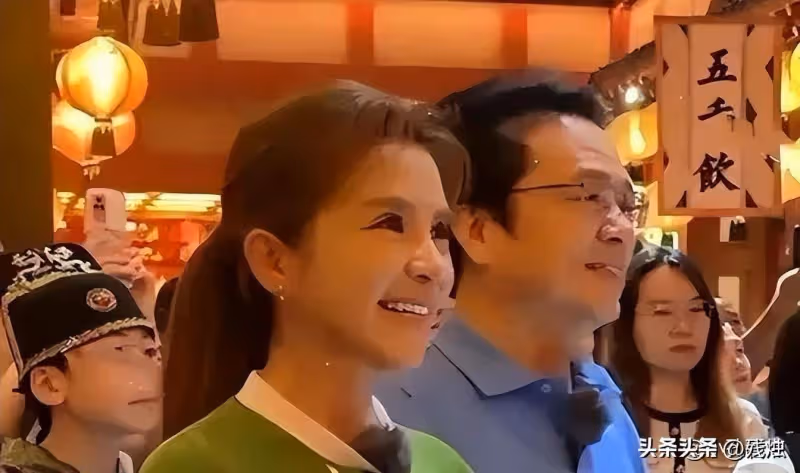 朱迅西安現身,沒濾鏡,嘴歪臉斜差點認不出來,穿著倒是很亮眼