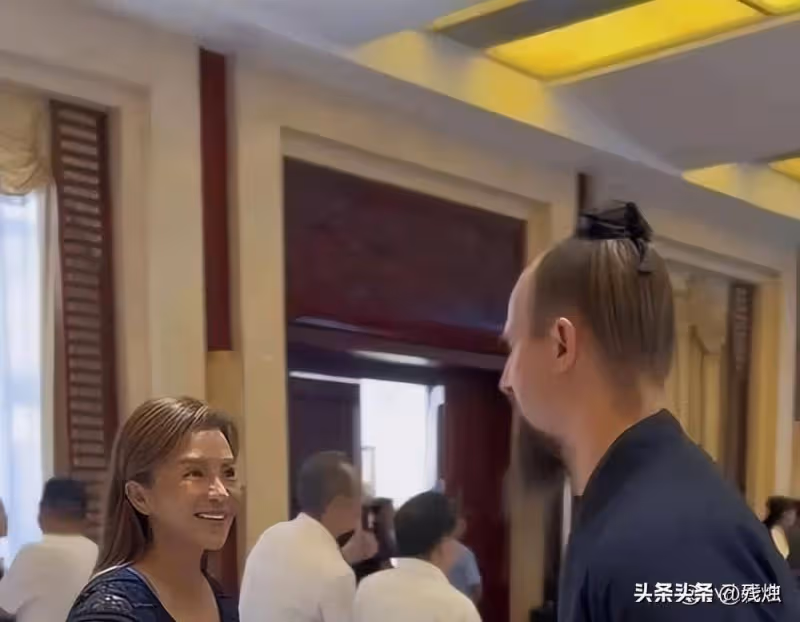 朱迅西安現身,沒濾鏡,嘴歪臉斜差點認不出來,穿著倒是很亮眼