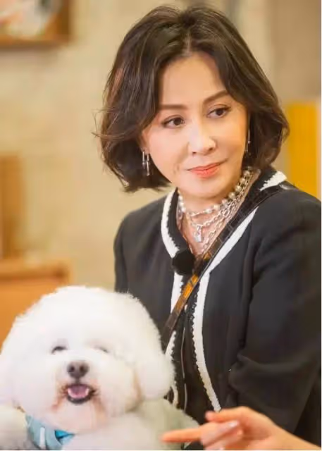 58歲劉嘉玲現身朋友生日局，整個人的狀態絕了！網友熱評最多40歲