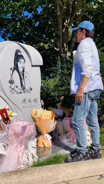 陳勛奇北京拜祭周海媚,墓前深情悼念故友,網民依然不相信已離世