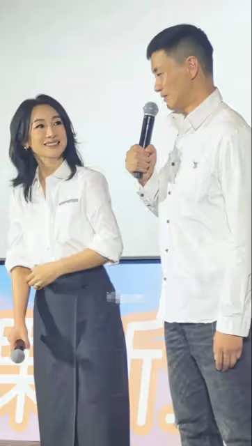 秦海璐周一圍同台現身,秦海璐白襯衫搭配黑色長裙女人味十足