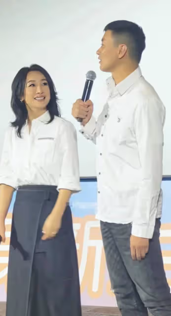秦海璐周一圍同台現身,秦海璐白襯衫搭配黑色長裙女人味十足