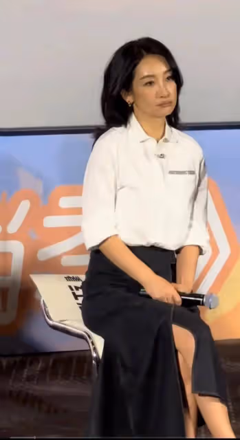 秦海璐周一圍同台現身，秦海璐白襯衫搭配黑色長裙女人味十足