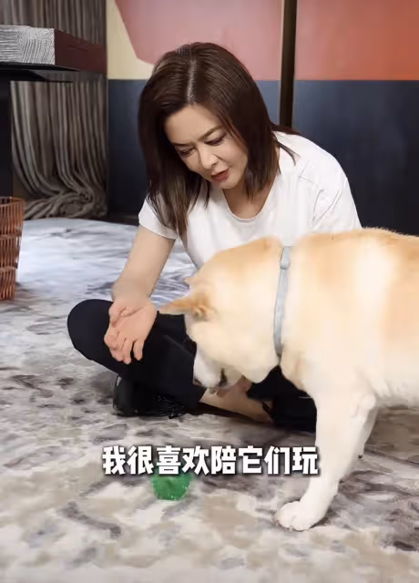 62歲關之琳慶祝生日,紅唇皓齒打扮高貴優雅,同框名模名媛仍搶鏡