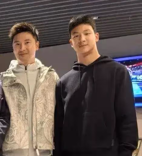 田亮兒子近照曝光,個子高大長相隨爸,脖子太粗壯運動感十足