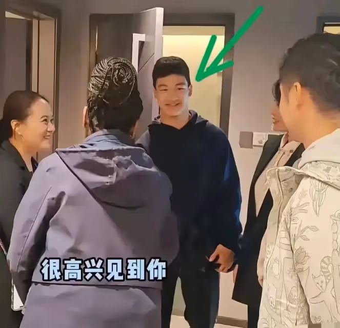 田亮兒子近照曝光,個子高大長相隨爸,脖子太粗壯運動感十足