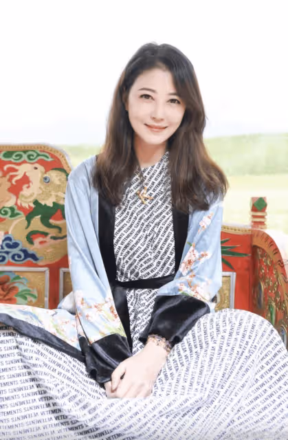 72歲香港導演重陽前拜祭周海媚,墓前唱歌放老影片,周圍擺滿鮮花