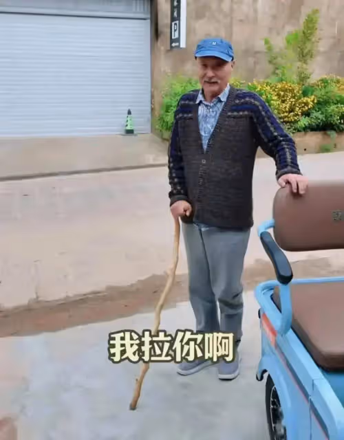 70歲陳佩斯拄拐杖現身,蒼老許多,開電動三輪車,兩次翻進水溝!