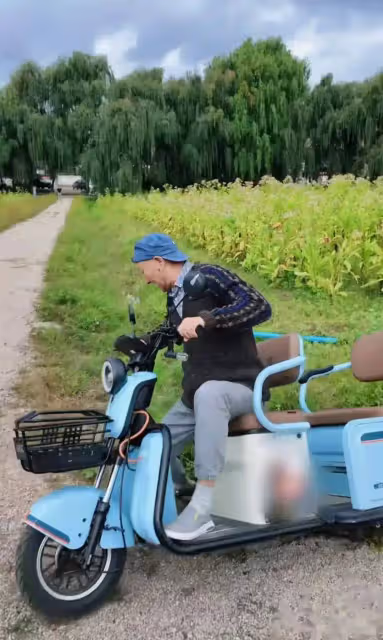 70歲陳佩斯拄拐杖現身,蒼老許多,開電動三輪車,兩次翻進水溝!