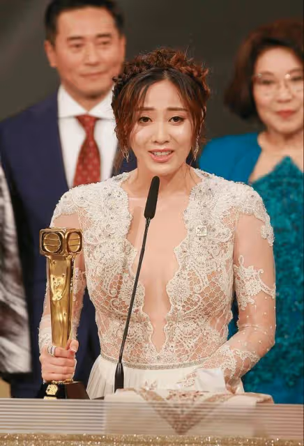 TVB花旦朱晨麗來港20年歷盡辛酸！住劏房與蟑螂為伴、當飯店服務員、被網民罵大陸雞