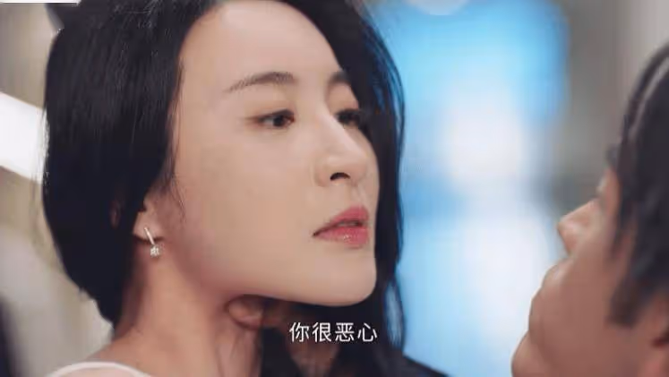 TVB力捧花旦穿透視睡衣色誘!《黑色月光》上演性感一幕!豐滿上圍長腿吸睛