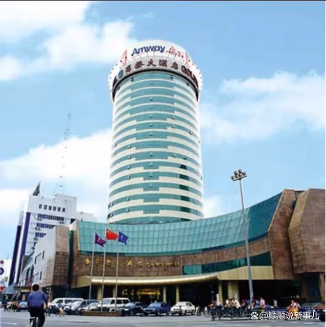 突發!瀋陽高登大店發生火災,現場濃霧瀰漫,大量消防車到場