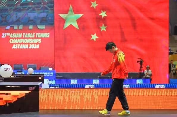孫穎莎啟程回國!獨自離開國乒團隊,拖著2個行李箱,粉絲送行