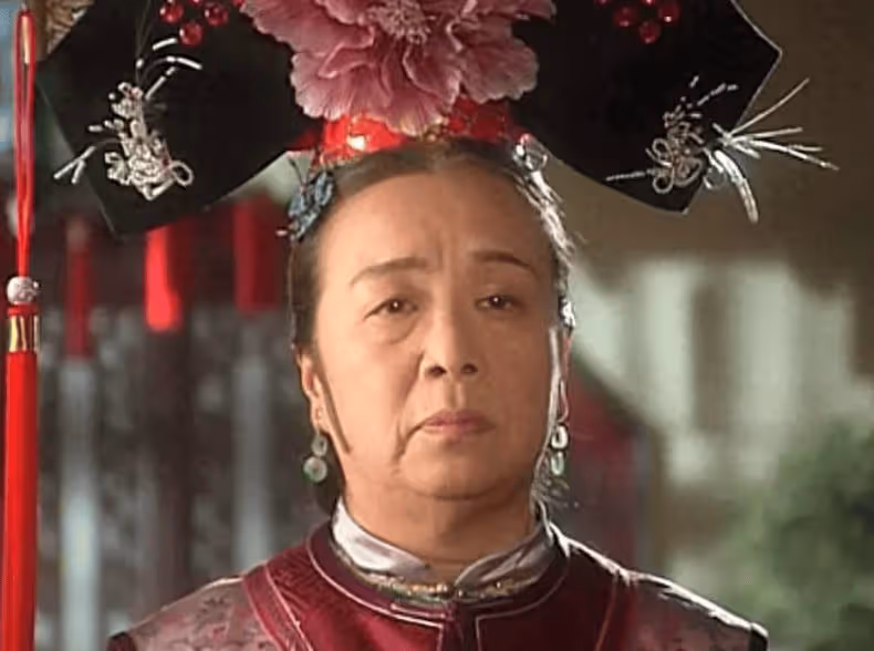 88歲李明啟現身菜市場,頭髮全白走路搖晃,與商販合影大金鍊搶眼