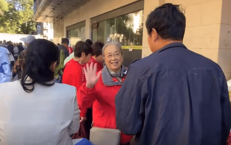 88歲李明啟現身菜市場,頭髮全白走路搖晃,與商販合影大金鍊搶眼