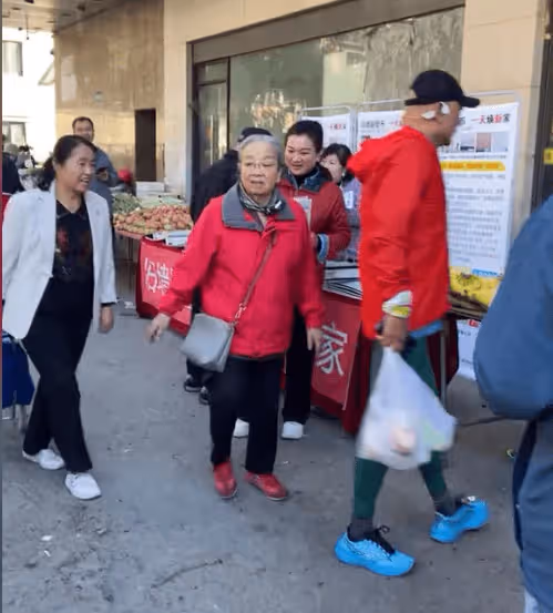 88歲李明啟現身菜市場,頭髮全白走路搖晃,與商販合影大金鍊搶眼