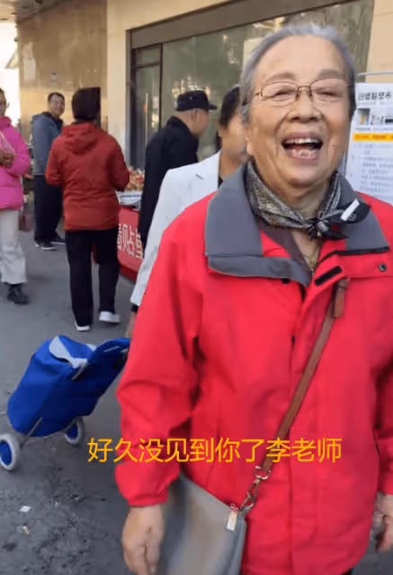 88歲李明啟現身菜市場,頭髮全白走路搖晃,與商販合影大金鍊搶眼