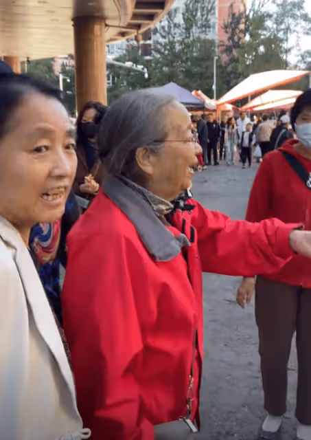 88歲李明啟現身菜市場,頭髮全白走路搖晃,與商販合影大金鍊搶眼