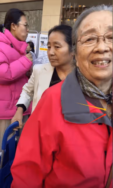 88歲李明啟現身菜市場,頭髮全白走路搖晃,與商販合影大金鍊搶眼