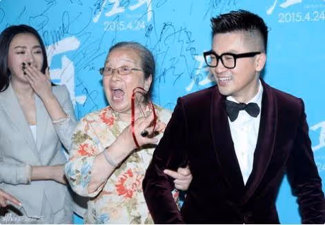 88歲李明啟現身菜市場,頭髮全白走路搖晃,與商販合影大金鍊搶眼