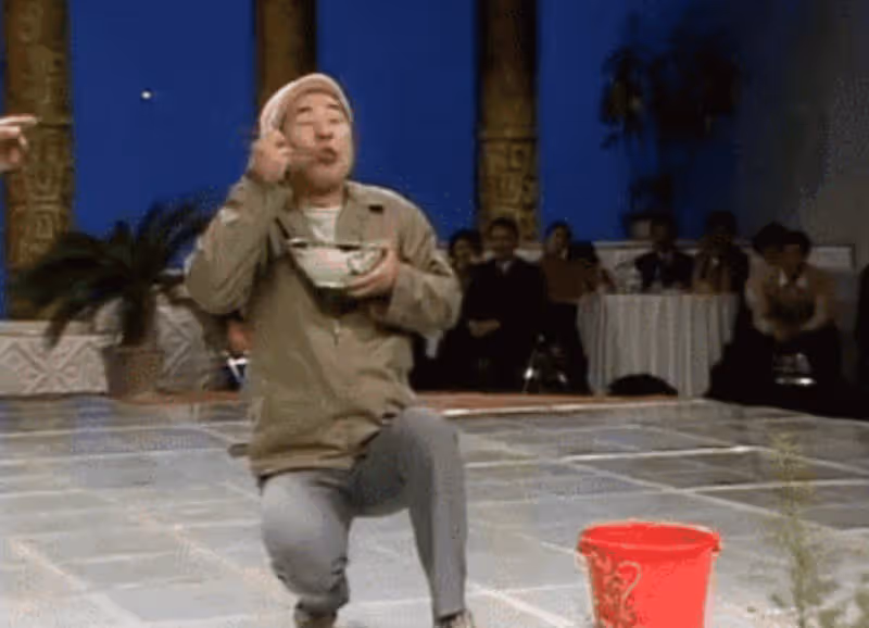 70歲陳佩斯拄拐棍現身,對比1989年的照片,真是歲月不饒人!