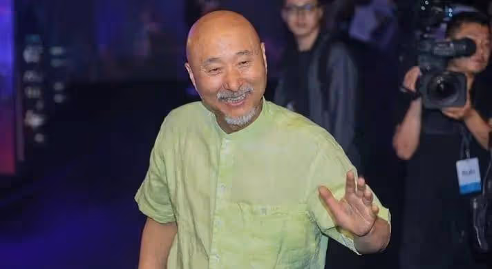 70歲陳佩斯拄拐棍現身,對比1989年的照片,真是歲月不饒人!