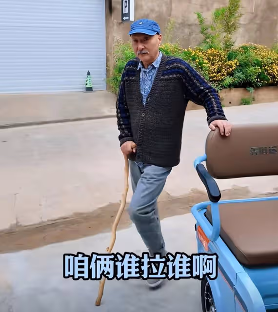 70歲陳佩斯拄拐棍現身,對比1989年的照片,真是歲月不饒人!