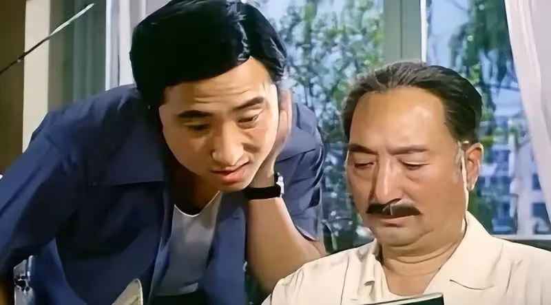 70歲陳佩斯拄拐棍現身,對比1989年的照片,真是歲月不饒人!