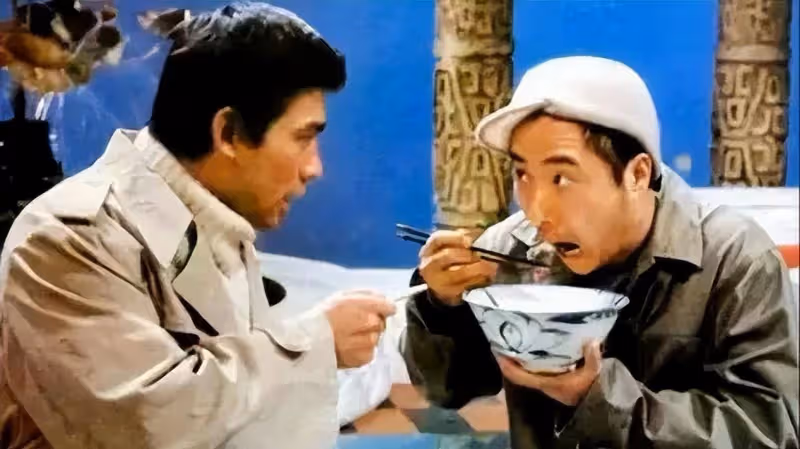 70歲陳佩斯拄拐棍現身,對比1989年的照片,真是歲月不饒人!