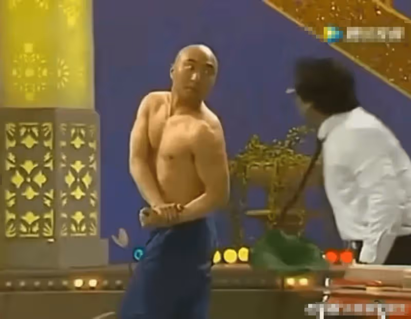70歲陳佩斯拄拐棍現身,對比1989年的照片,真是歲月不饒人!