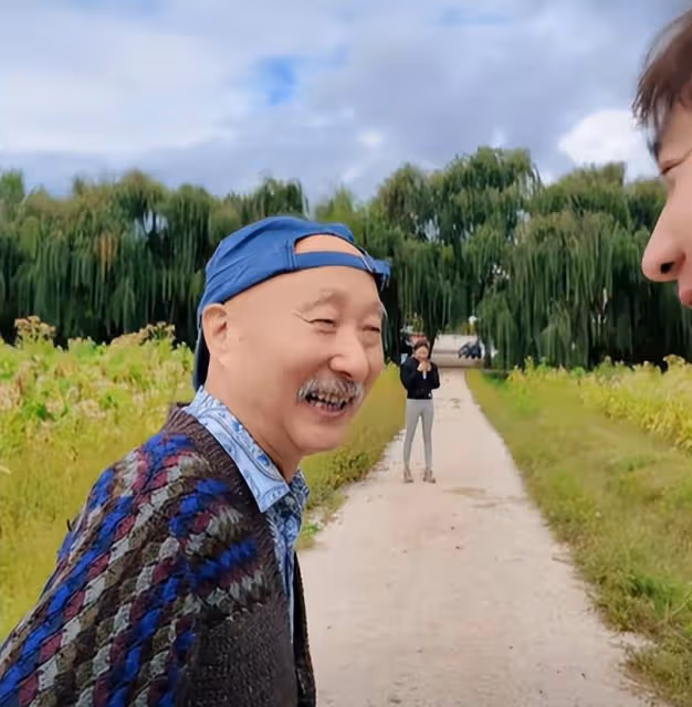 70歲陳佩斯拄拐棍現身,對比1989年的照片,真是歲月不饒人!