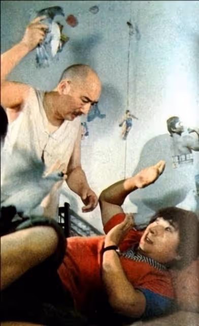 70歲陳佩斯拄拐棍現身,對比1989年的照片,真是歲月不饒人!