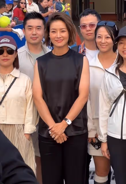 李娜出席上海勞力士活動,同樣戴15萬腕錶,她與鄭欽文的區別真大