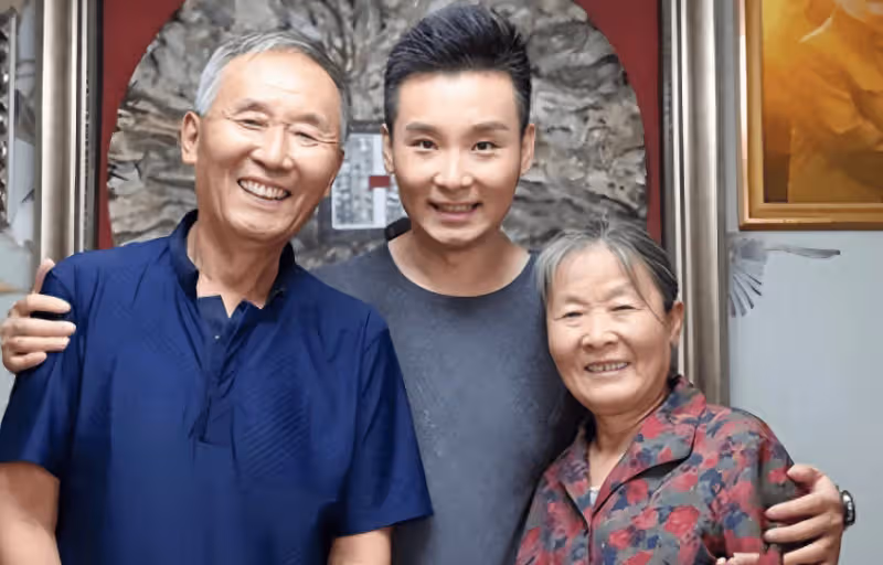 他曾當眾給蔣大為下跪，又和小10歲世界小姐閃婚，如今成名校教授