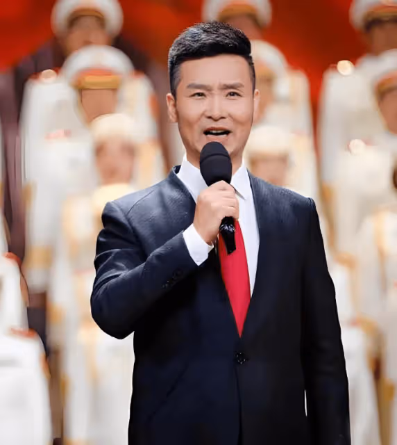 他曾當眾給蔣大為下跪，又和小10歲世界小姐閃婚，如今成名校教授