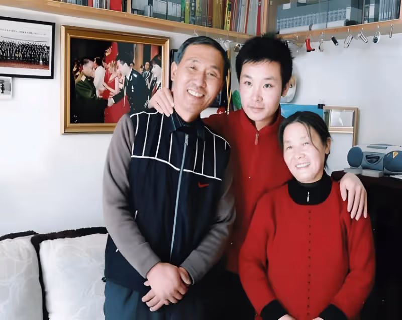 他曾當眾給蔣大為下跪，又和小10歲世界小姐閃婚，如今成名校教授