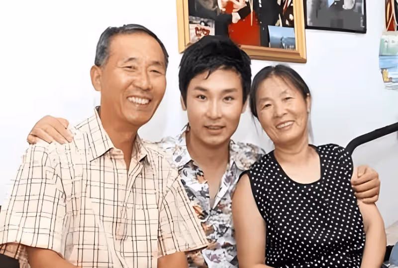 他曾當眾給蔣大為下跪，又和小10歲世界小姐閃婚，如今成名校教授