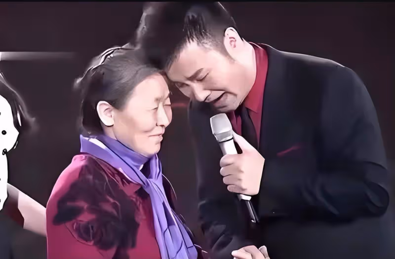 他曾當眾給蔣大為下跪，又和小10歲世界小姐閃婚，如今成名校教授