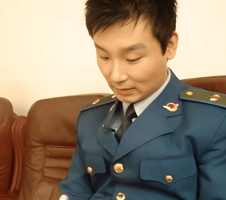 他曾當眾給蔣大為下跪，又和小10歲世界小姐閃婚，如今成名校教授