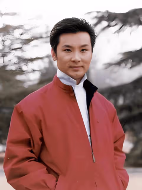 他曾當眾給蔣大為下跪，又和小10歲世界小姐閃婚，如今成名校教授