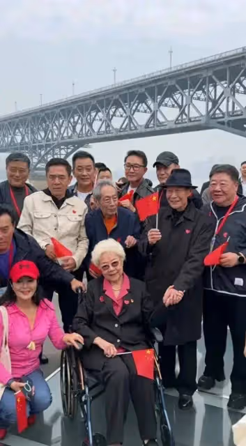 眾多老藝術家齊聚南京,江邊合照場面溫馨,老藝術家田華難得現身