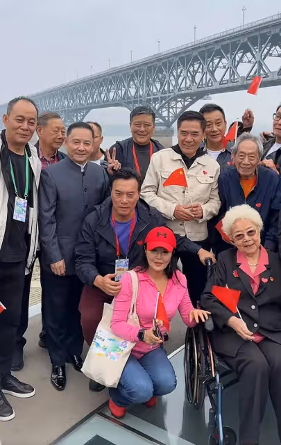 眾多老藝術家齊聚南京,江邊合照場面溫馨,老藝術家田華難得現身