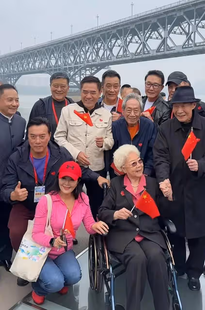 眾多老藝術家齊聚南京,江邊合照場面溫馨,老藝術家田華難得現身