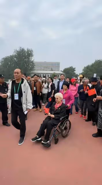 眾多老藝術家齊聚南京,江邊合照場面溫馨,老藝術家田華難得現身